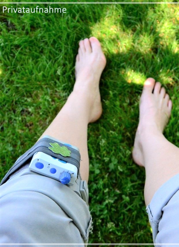 wieder gehen lernen, das walkaide im alltag, barfuß mit walkaide auf einer wiese